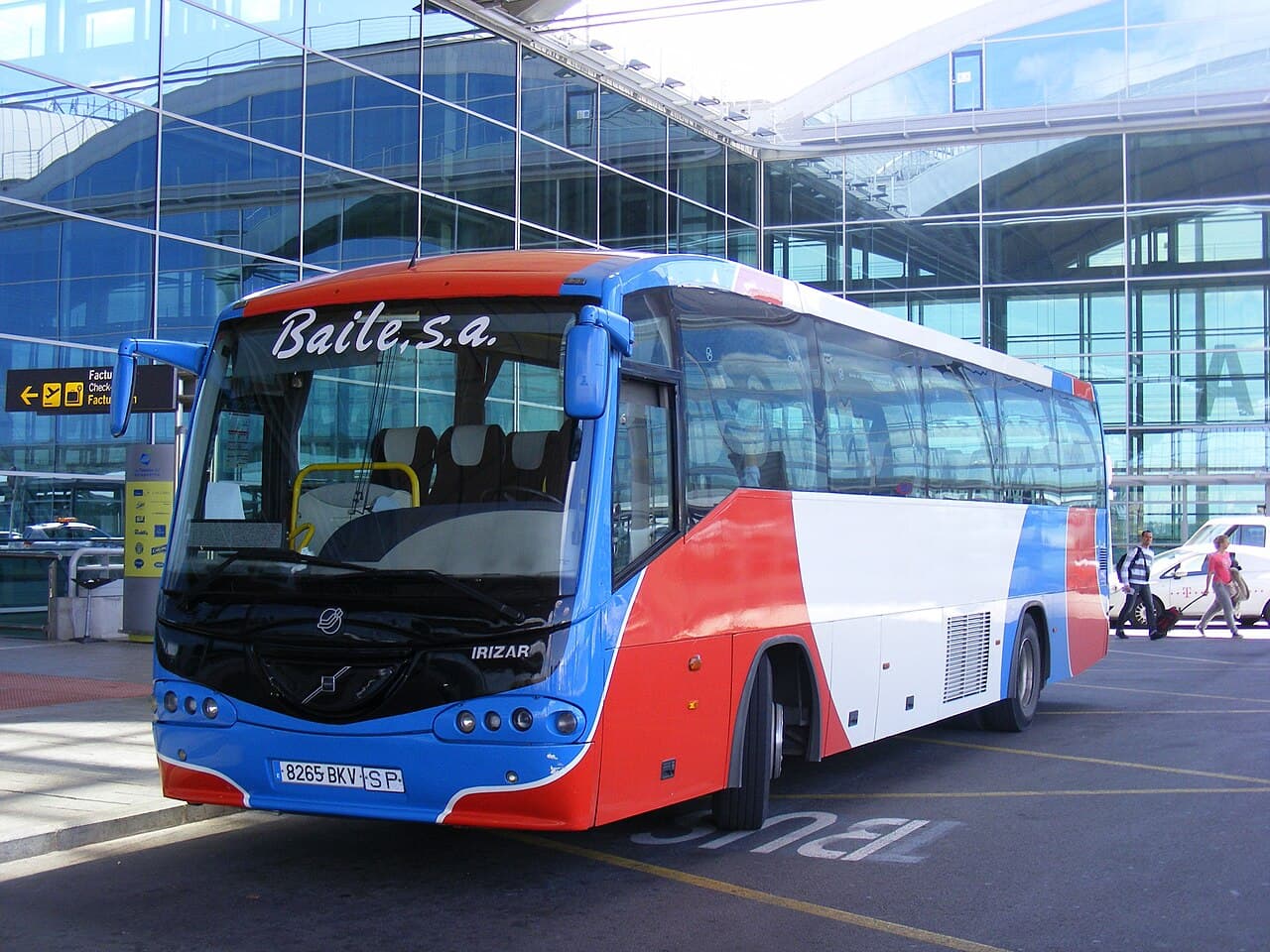 A coach at the kerb outside the terminal of Alicante-Elche Airport