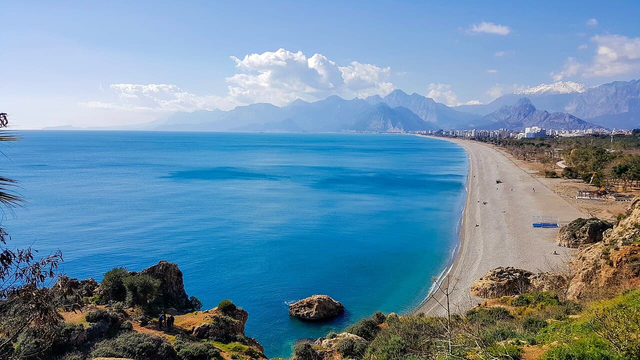 Konyaaltı Beach with the Beydağları mountains behind it