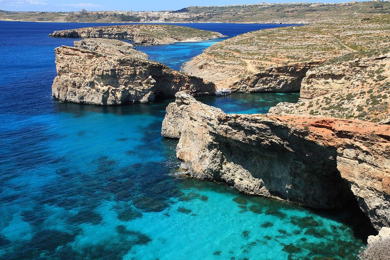 The clear water of the Blue Lagoon between Comino and Cominotto